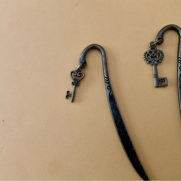 New Handmade Key Charm Bookmark Around 3 & 1/2 Inches - Picture 2 of 3